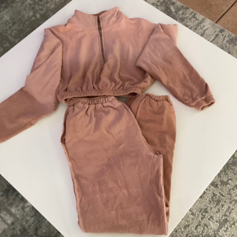 This is a lounge set from Ariel.
